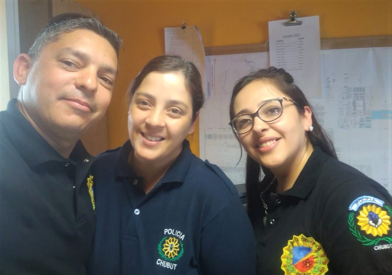 Assin (medio) con compañeros de trabajo