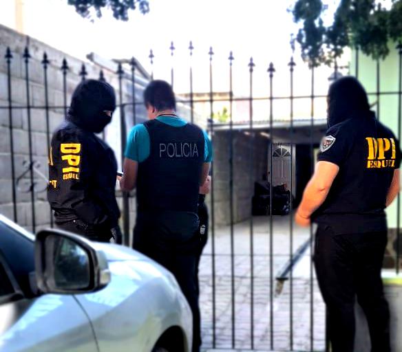 Policía del Chubut detuvo a personas con pedidos de captura, secuestró armas de fuego y elementos útiles para investigaciones en Puerto Madryn y Esquel (1)