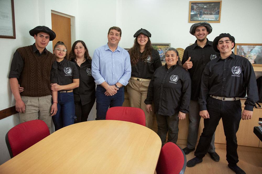 Biss junto a integrantes de la Agrupación Tehuelches Patagónicos