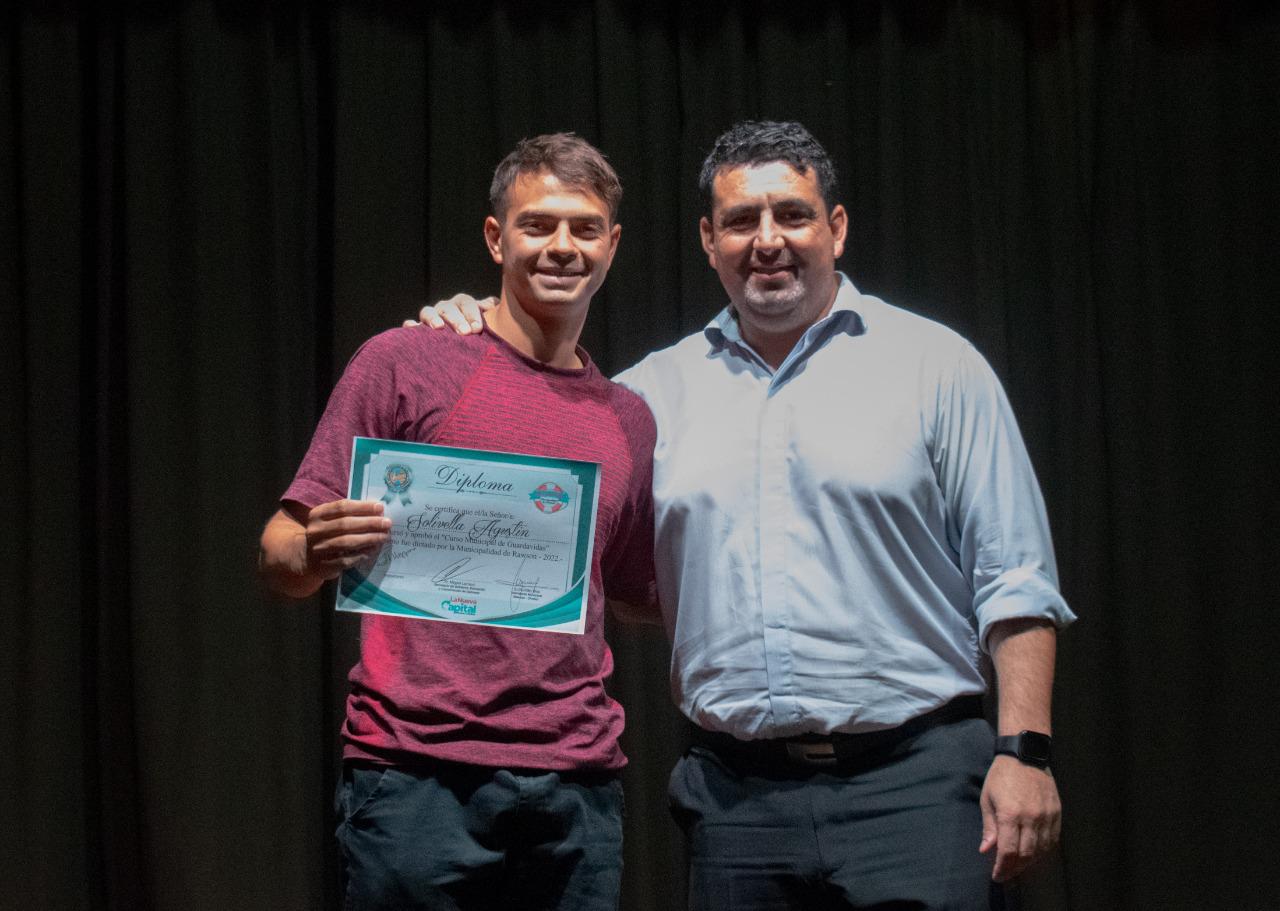 Miguel Larrauri haciendo entrega de certificados