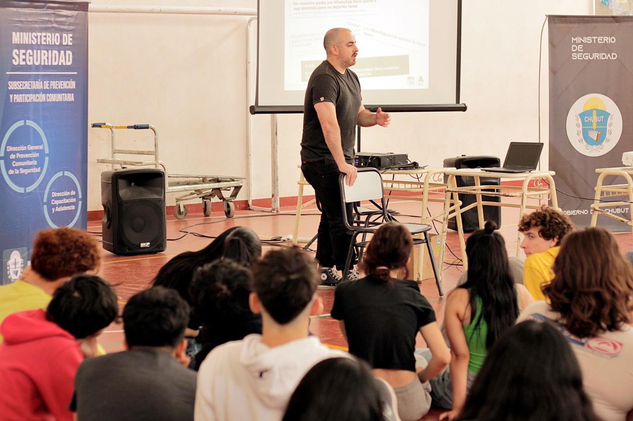El Ministerio de Seguridad continúa con sus actividades en las escuelas para concientizar sobre el acoso en las redes sociales (2)