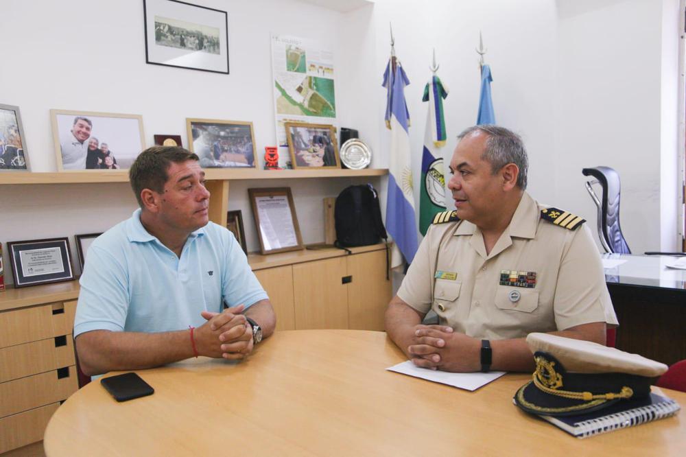 Biss junto al nuevo jefe de Prefectura de Rawson, Marcelo Serrano