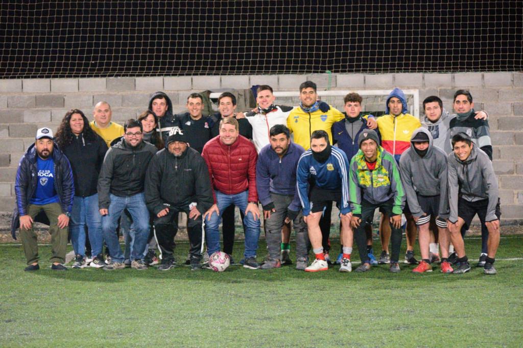 Biss junto al preseleccionado de la Liga de Fútbol Barrial (1)