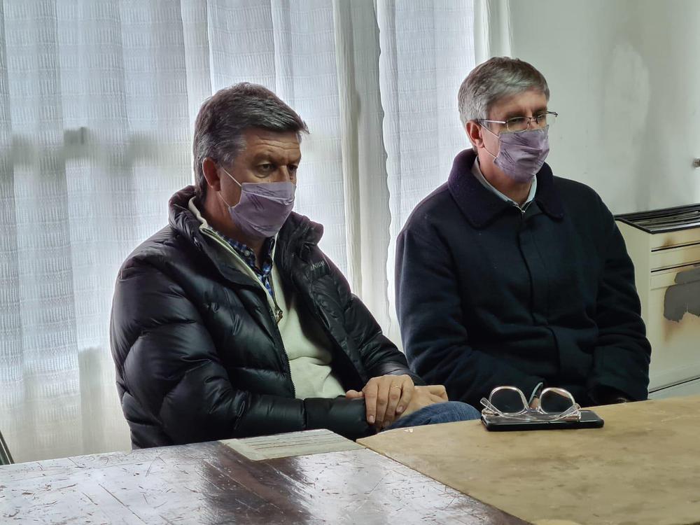 Ongarato y Menna con la Rural de Sarmiento (3)