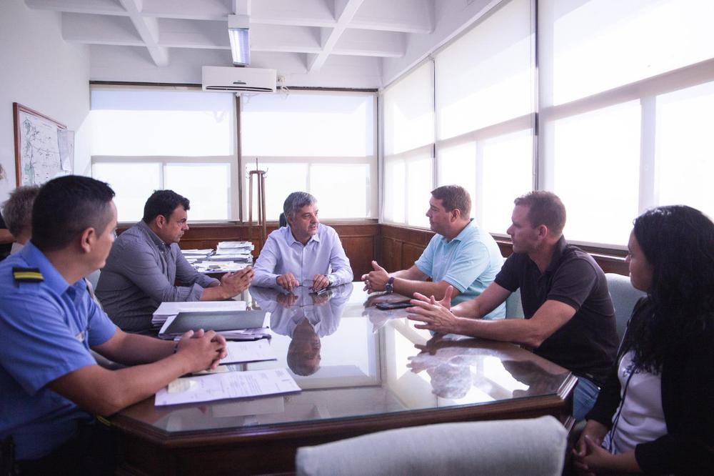 Reunión firma de convenio para dotar de luz y agua a familias del barrio Policial