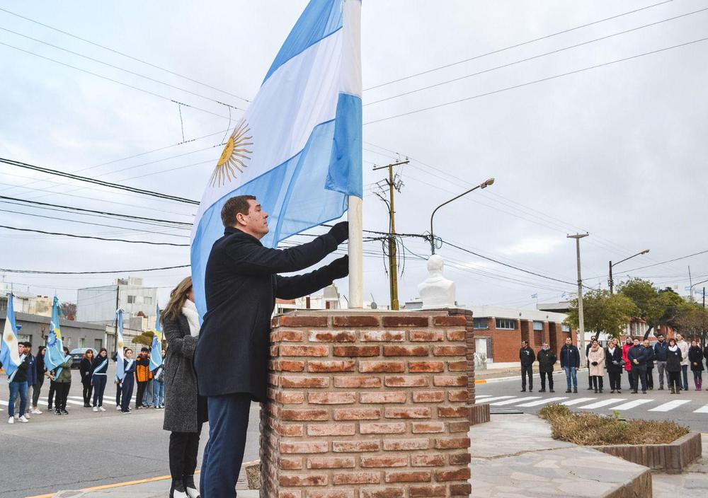 Biss izando la bandera