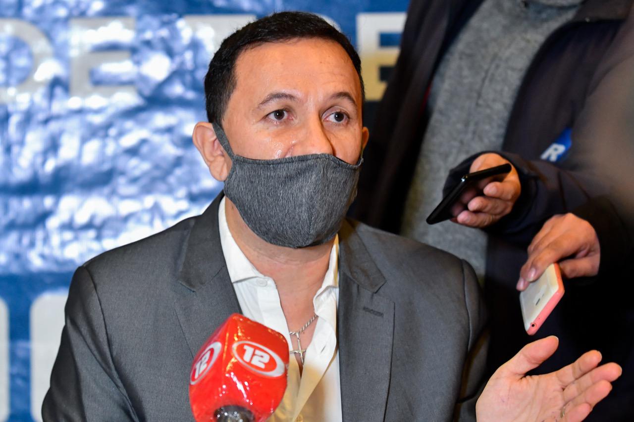 Adrian Maderna con barbijo