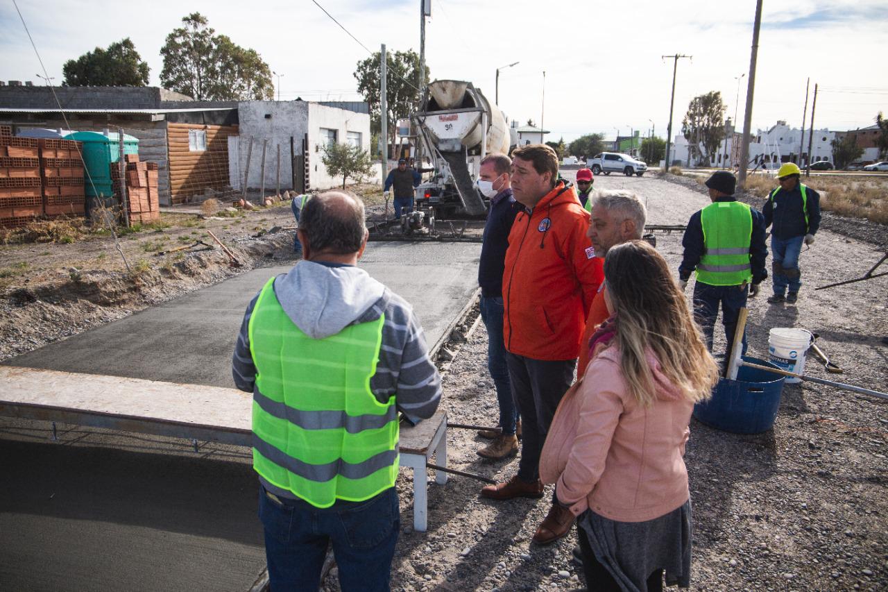 Intendente Biss supervisando obra de pavimentación escuela 190