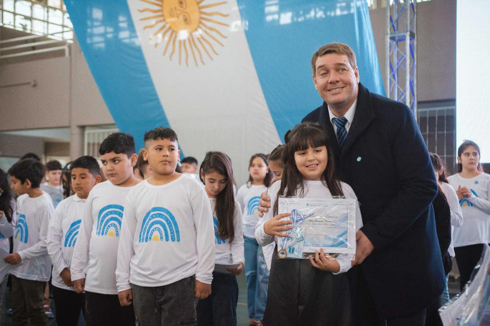 Torres y Biss encabezaron el acto de promesa a la bandera en la Escuela N° 4 de Rawson (3)