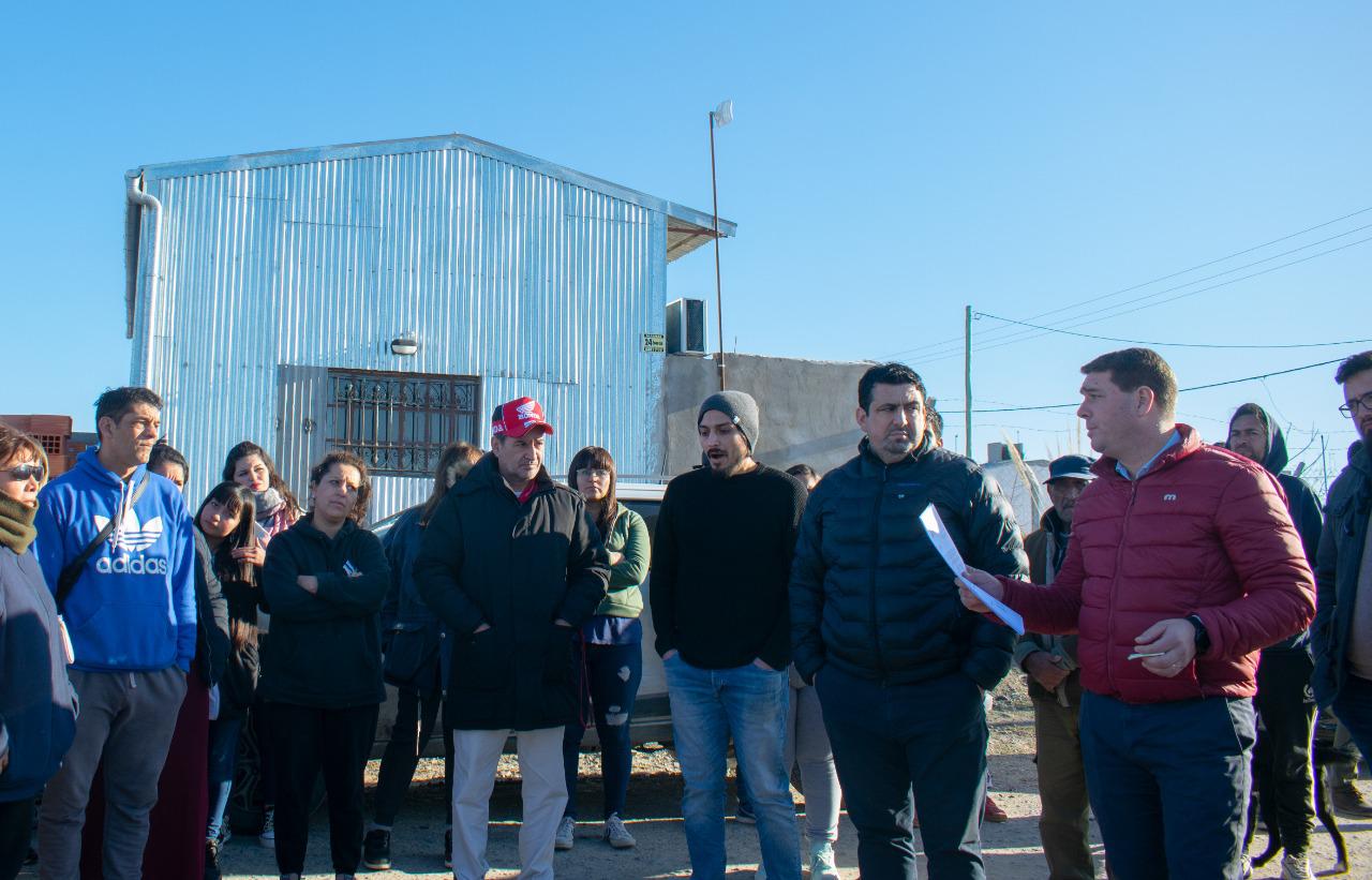 Biss charlando con vecinos del Área 13