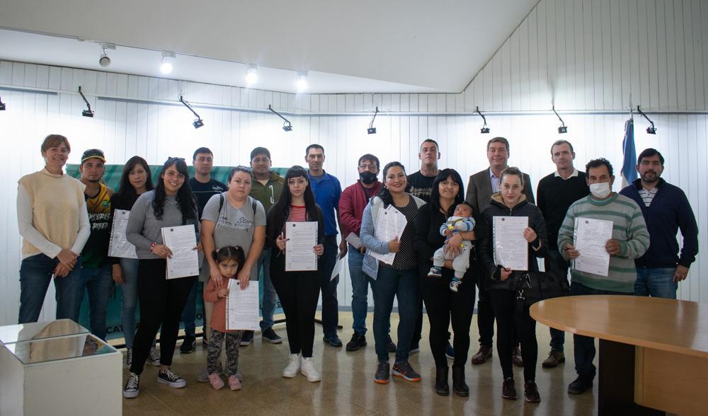 Vecinos del ex IAC que recibieron sus resoluciones