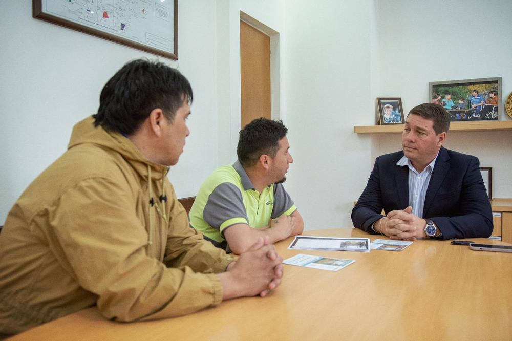 Biss junto a referentes de fundación que trabaja en el abordaje de jóvenes con problemas de adicciones (1)