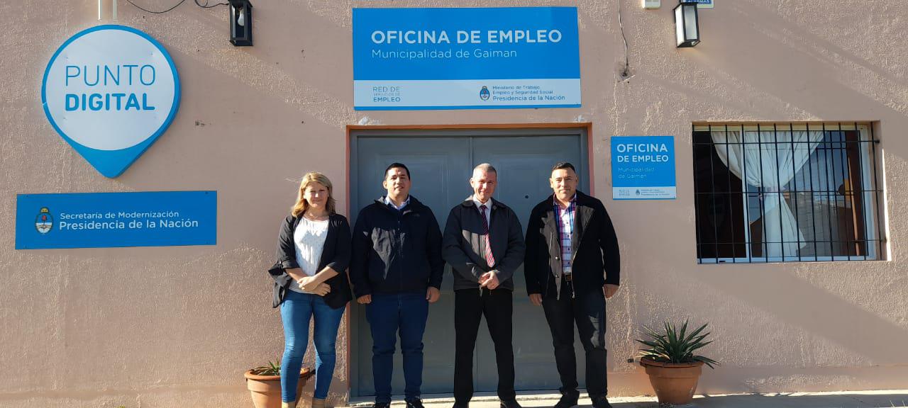 Elisa Ávalos, intendente Darío James y personal del IPV