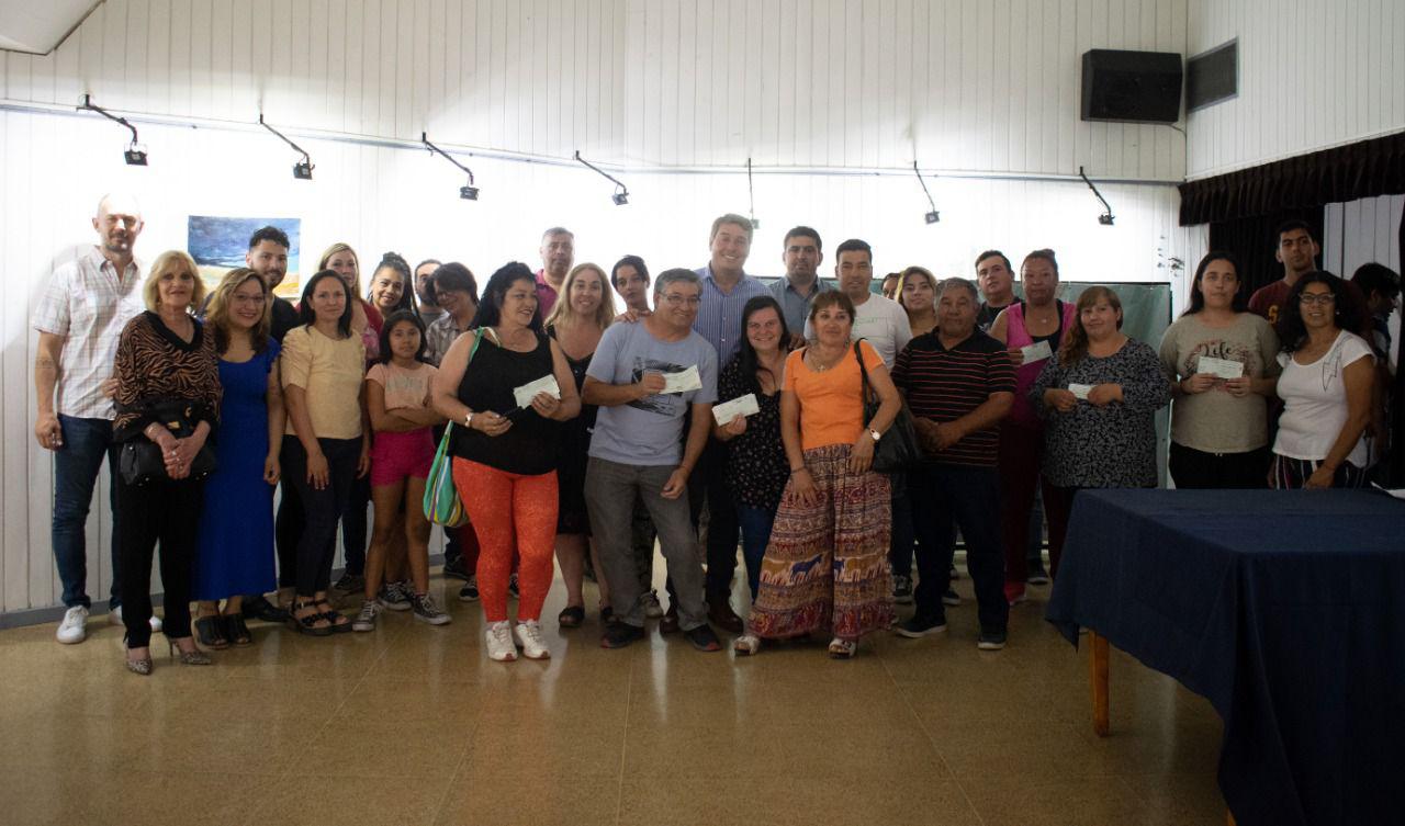 Biss junto a las familias que recibieron aporte económico