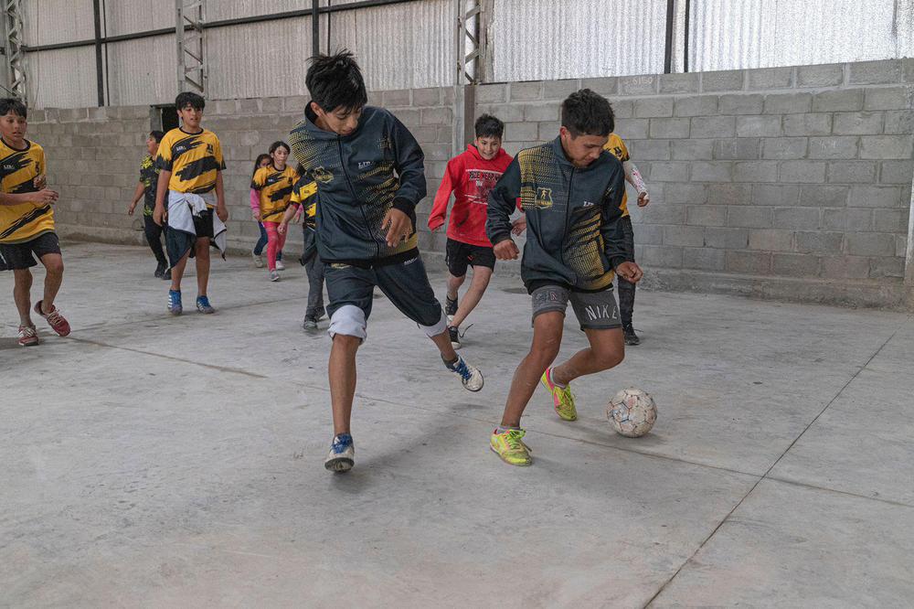 Niños juegan playon techado