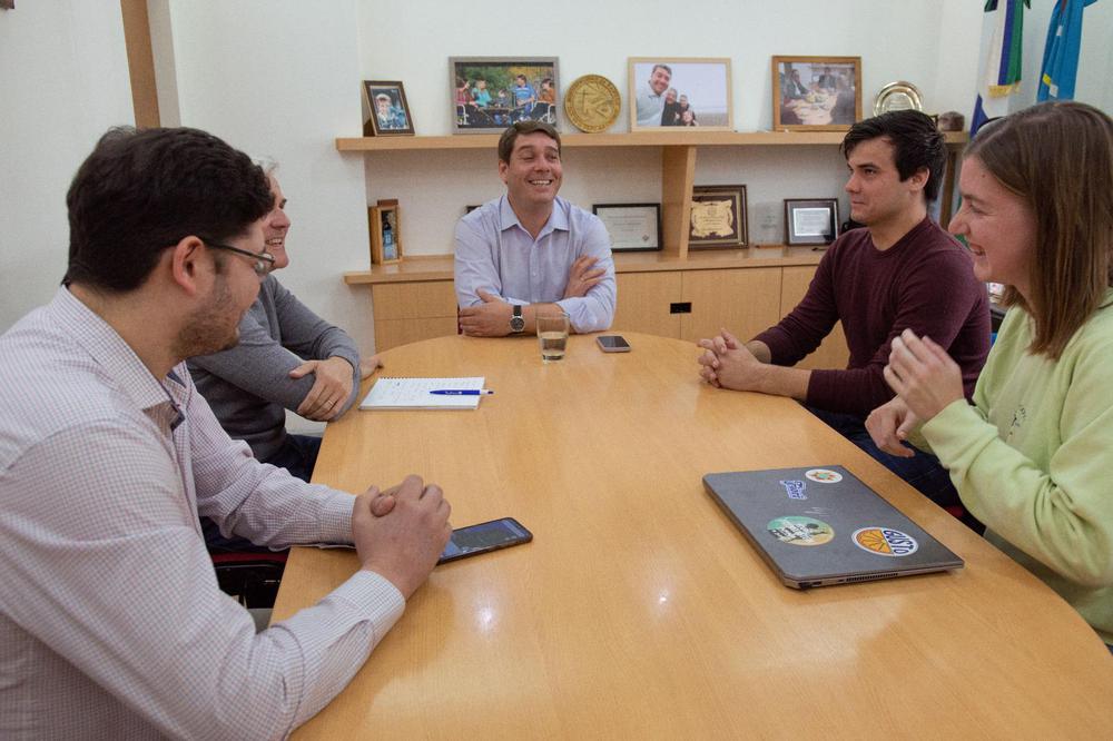 Biss junto a estudiantes holandeses