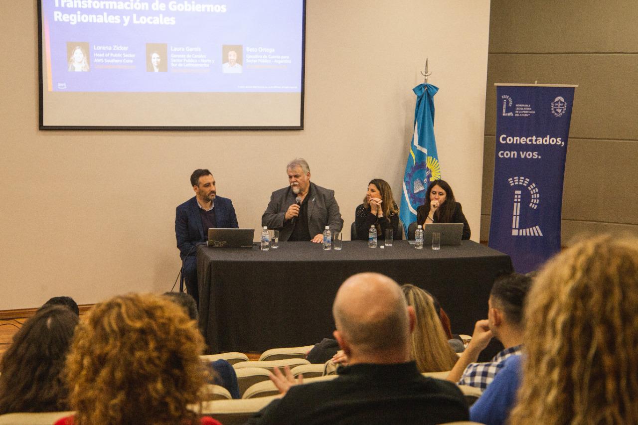 Funcionarios municipales asistieron a charla dictada por representantes de Amazon