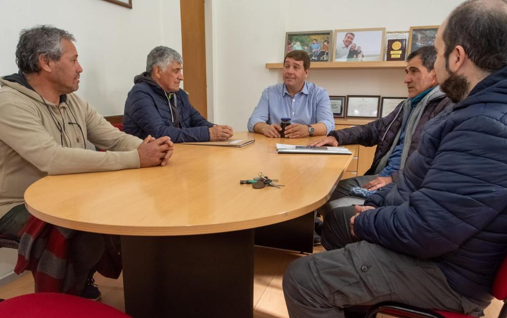 Biss junto a integrantes de la Cooperativa Olivícola