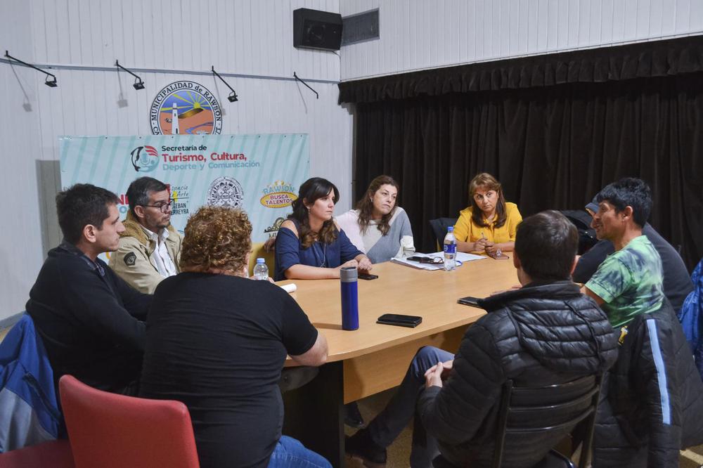Karina Barneche junto a representantes de gremios de la ciudad
