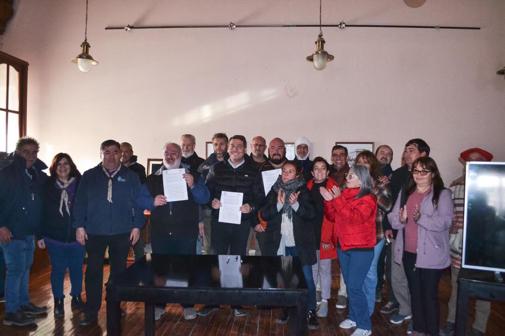 Biss firmó acuerdo para que se planten 8 mil olivos en Rawson (2)