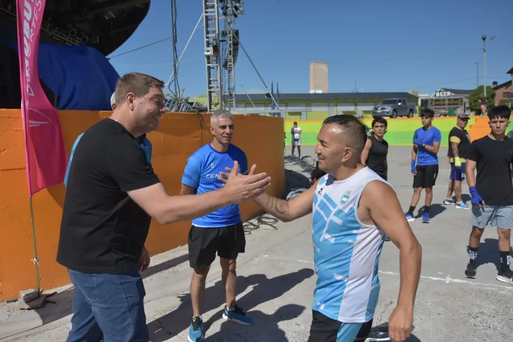 El campeón mundial de boxeo Omar Narváez realizó un entrenamiento abierto en Playa Unión (1)