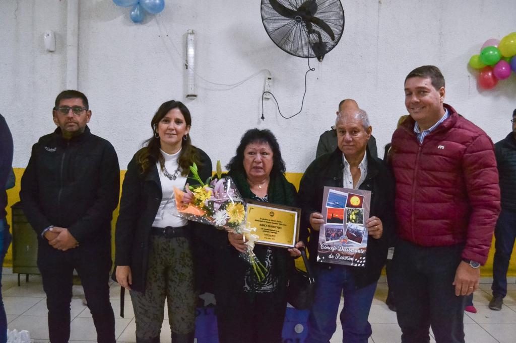 Entrega de reconocimiento a padres de Nancy Fois
