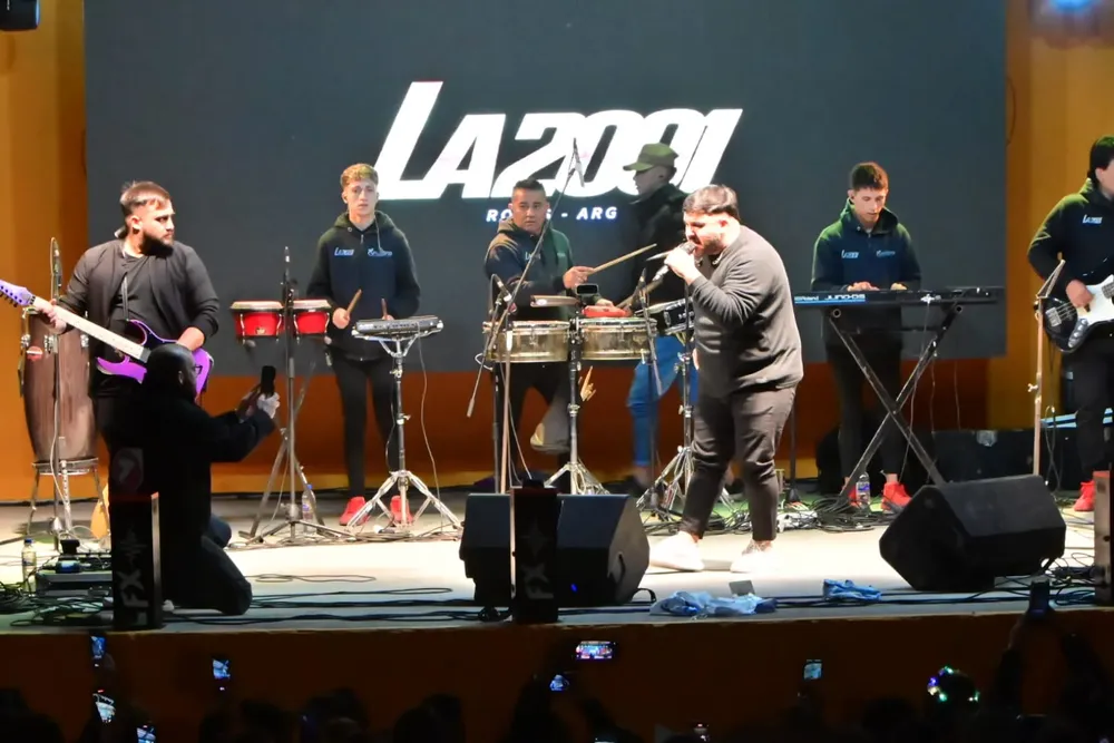 Más de 7.000 personas disfrutaron de la apertura de temporada con el telebingo chubutense y la presentación de “La 2001” (3)