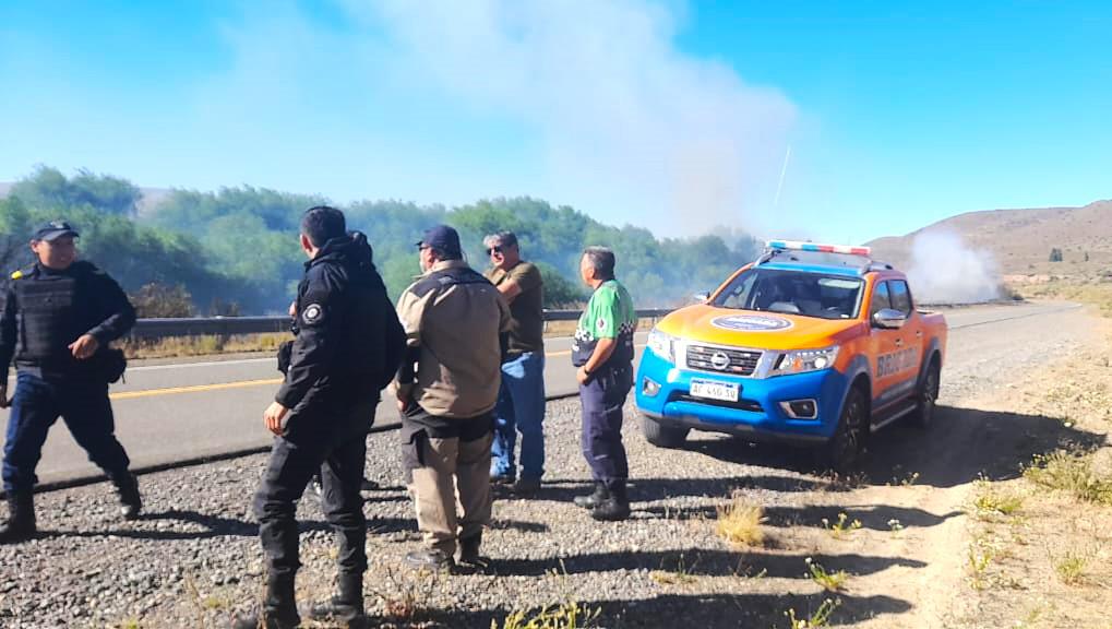 En un intenso trabajo coordinado por el Ministerio de Seguridad y Justicia se sofocó con éxito un incendio en la zona de Tecka (2)