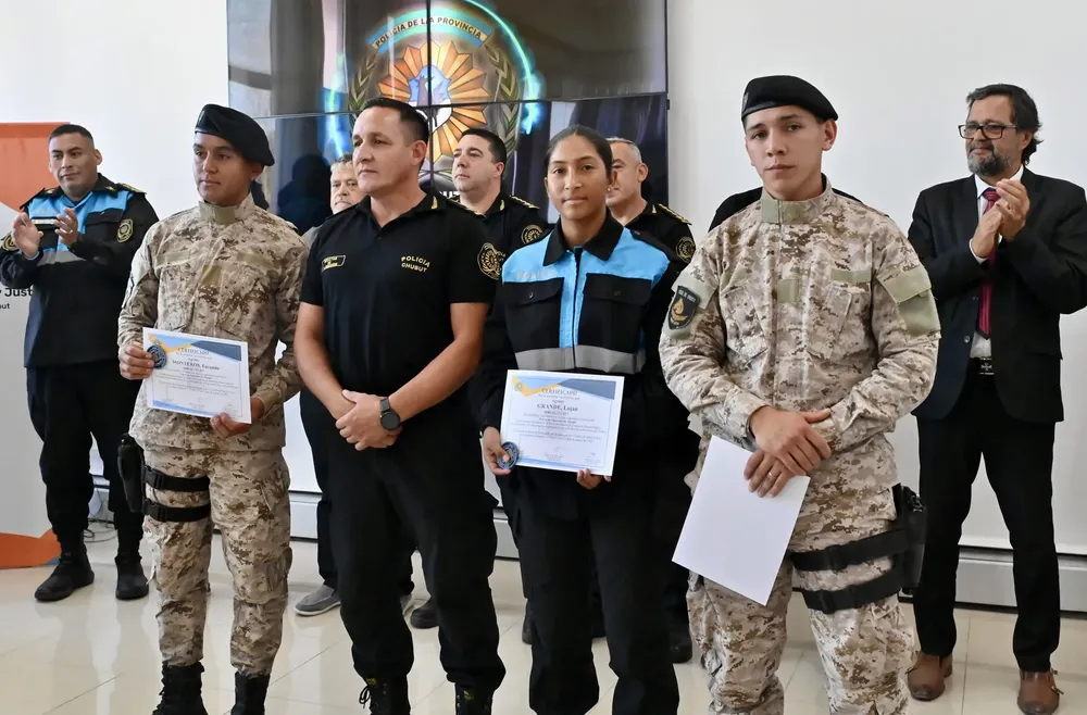 entrega certificado cursos policia - 20250319 - Foto  Daniel Feldman - 7914 