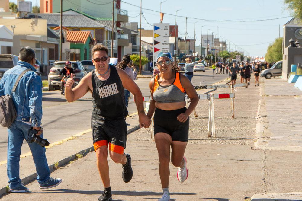 Con la participación de más de 100 personas, se realizó la Cross Rawson a Fondo (11)