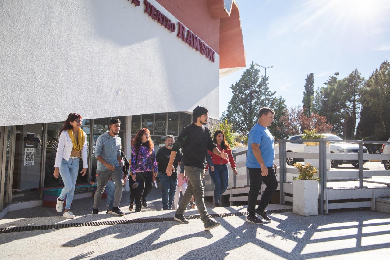 Personal de la secretaría de Cultura realizando ejercicios _Movete Más_