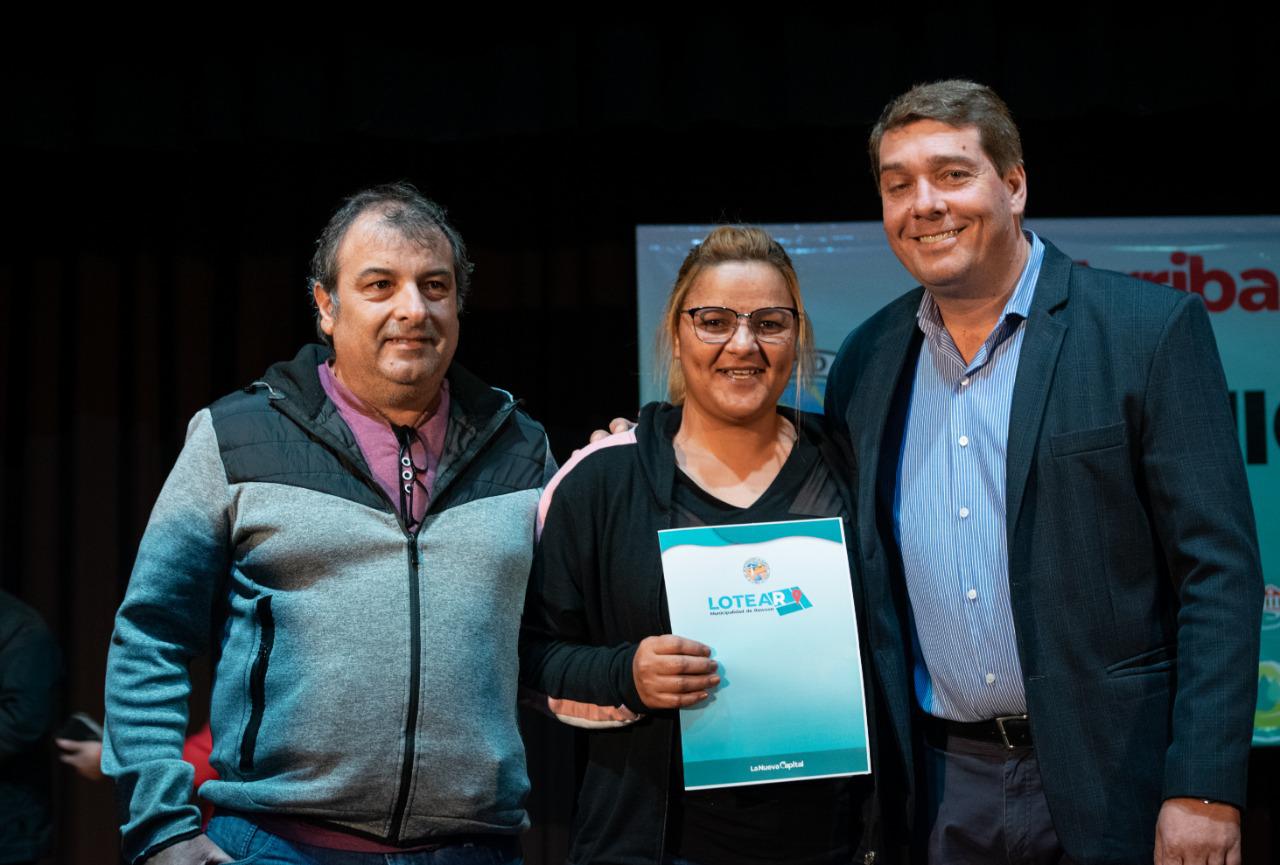 Biss junto a familias que recibieron su contrato del Programa LOTEAR