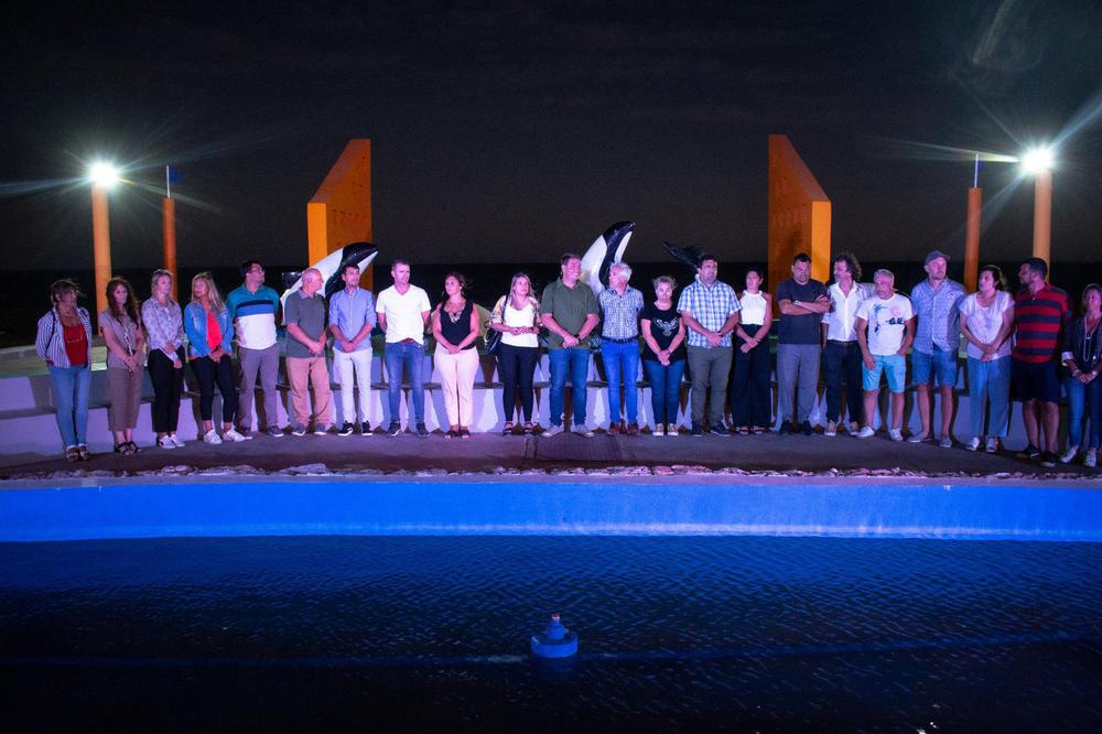 El intendente y funcionarios acompañaron la reinaguración del Monumento a las Toninas