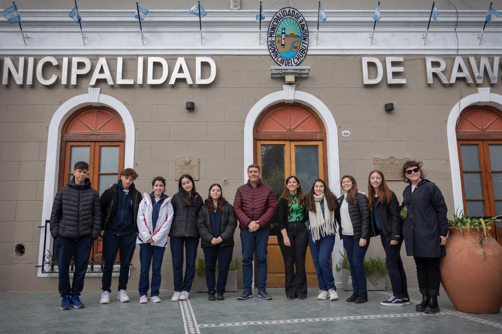Biss junto a estudiantes del Colegio Don Bosco