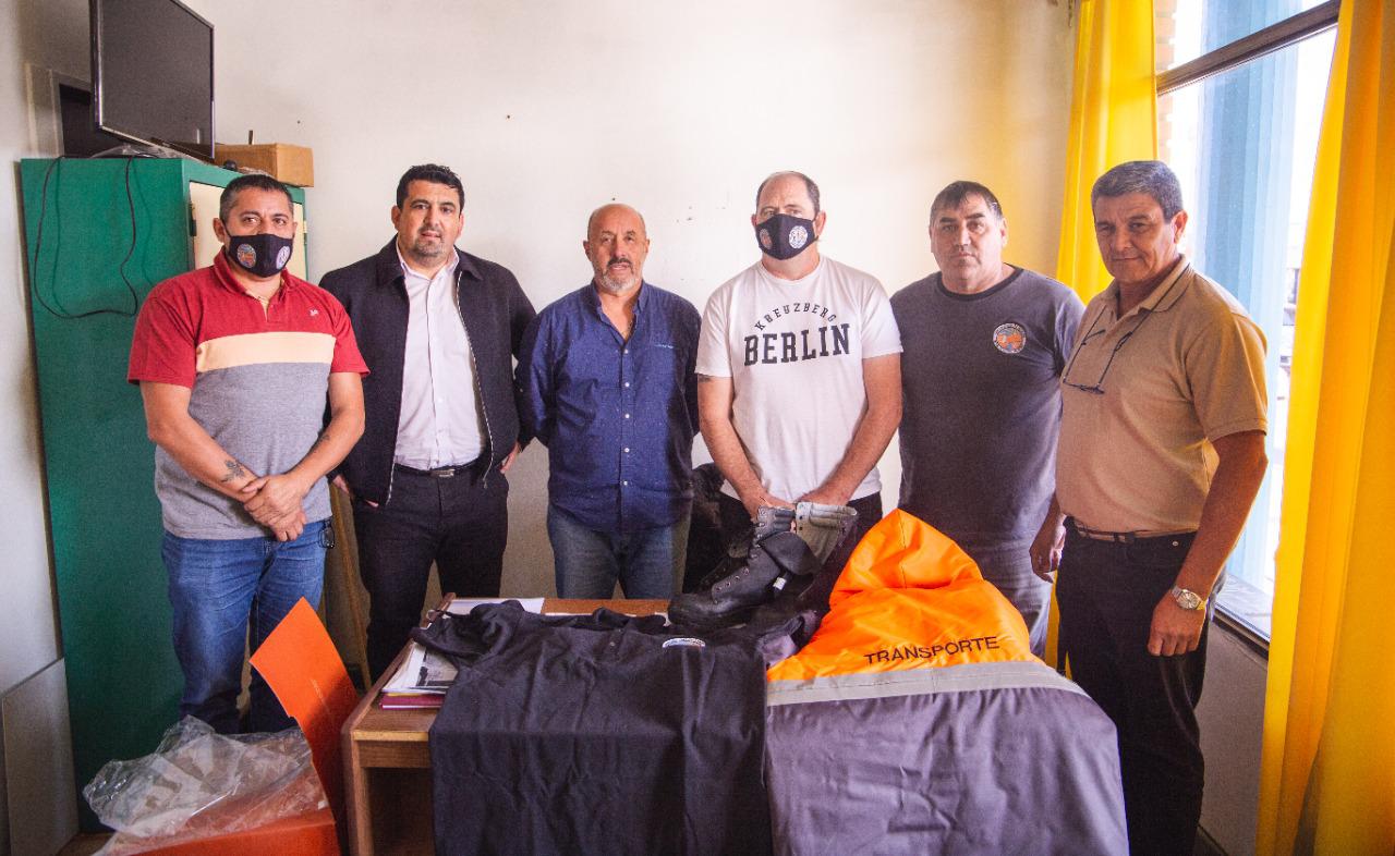 Entrega de indumentaria al área de Transporte