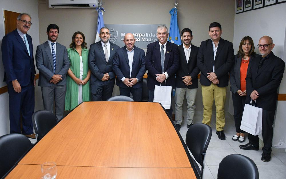 Firma Sastre con Maldonado