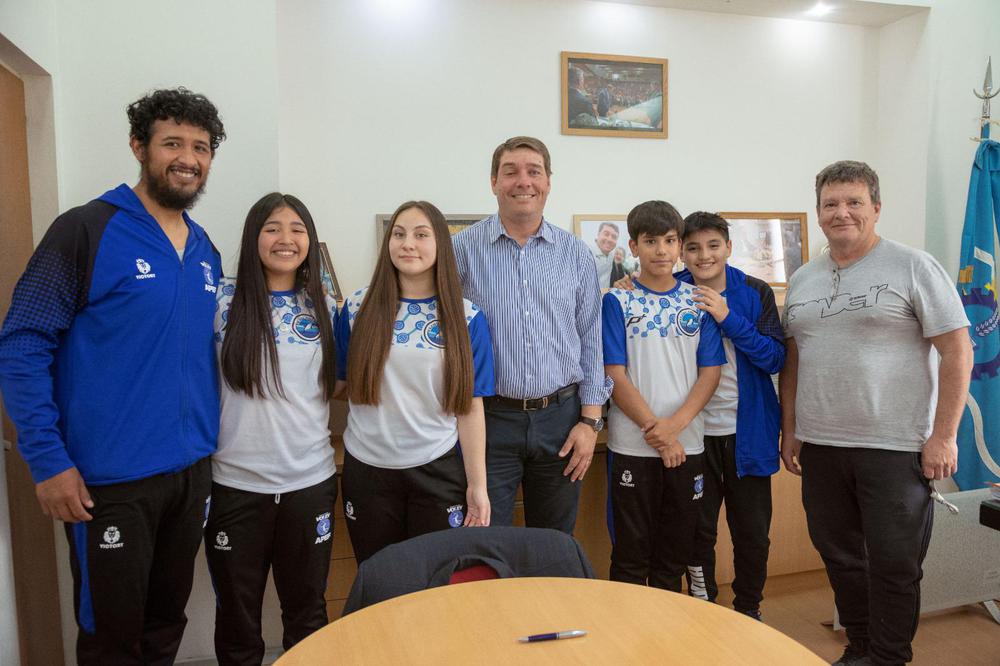 Biss junto a jóvenes integrantes del Seleccionado de Vóley de Chubut  (1)
