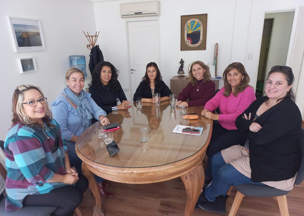 El área de Familia de Rawson junto a la intendente a cargo Mariel Peralta y la secretaria de Familia de Rada Tilly