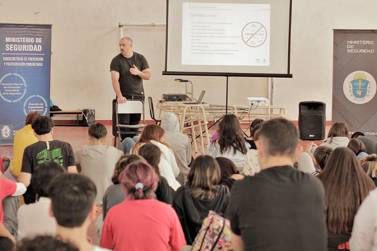 El Ministerio de Seguridad continúa con sus actividades en las escuelas para concientizar sobre el acoso en las redes sociales (1)