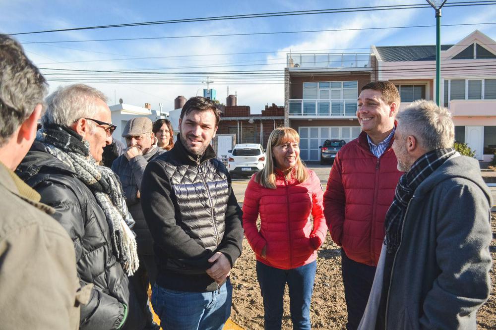 Biss y Torres con vecinos del sector