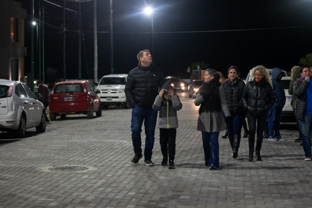 Biss junto al gabinete y vecinos recorrieron la obra de la Plaza Vivian Thomas