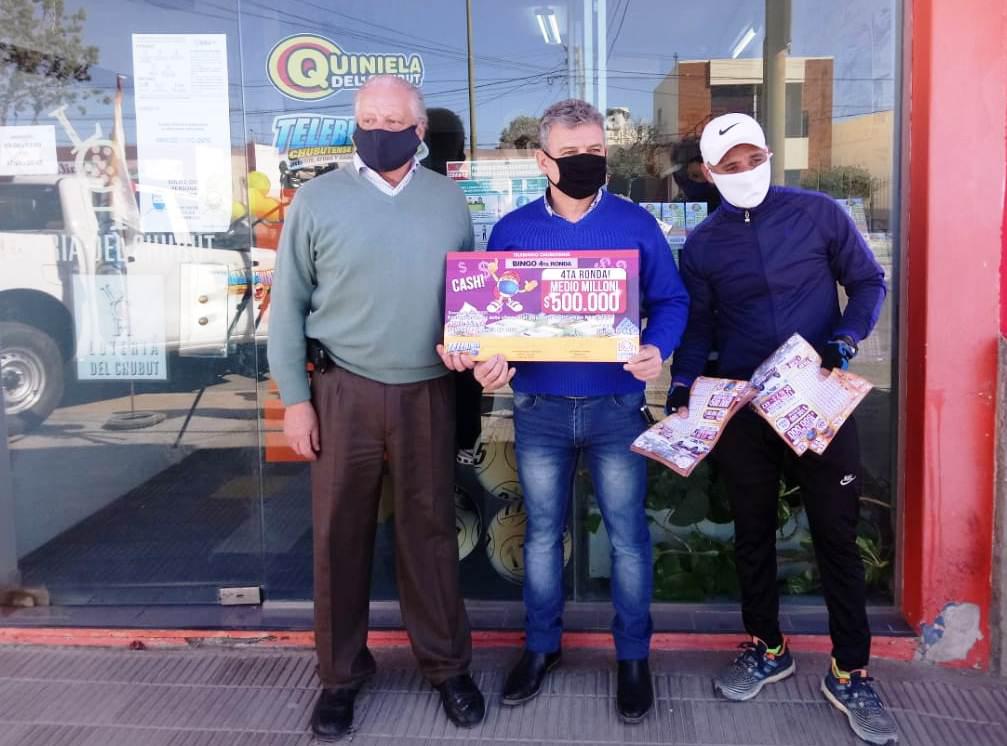 Entrega de premio de 500.000 pesos del Telebingo. El titular de la agencia Eduardo Engrassi%2c el gerente de Juegos Walter Pereyra y Hugo Orrego%2c vendedor del premio ganador.
