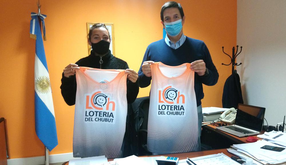 Vanshi Thomas junto al presidente de Lotería del Chubut Luis Maria Aguirre