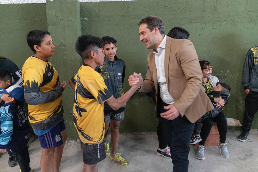 Luque saluda a niños La Floresta
