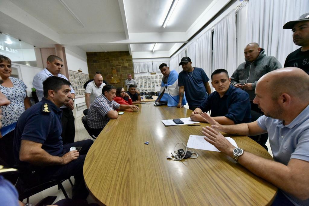 Sastre con Policía