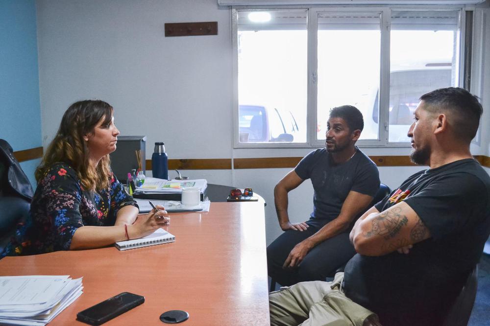 Karina Barneche junto a referentes del cuerpo de Guardavidas de Playa Unión