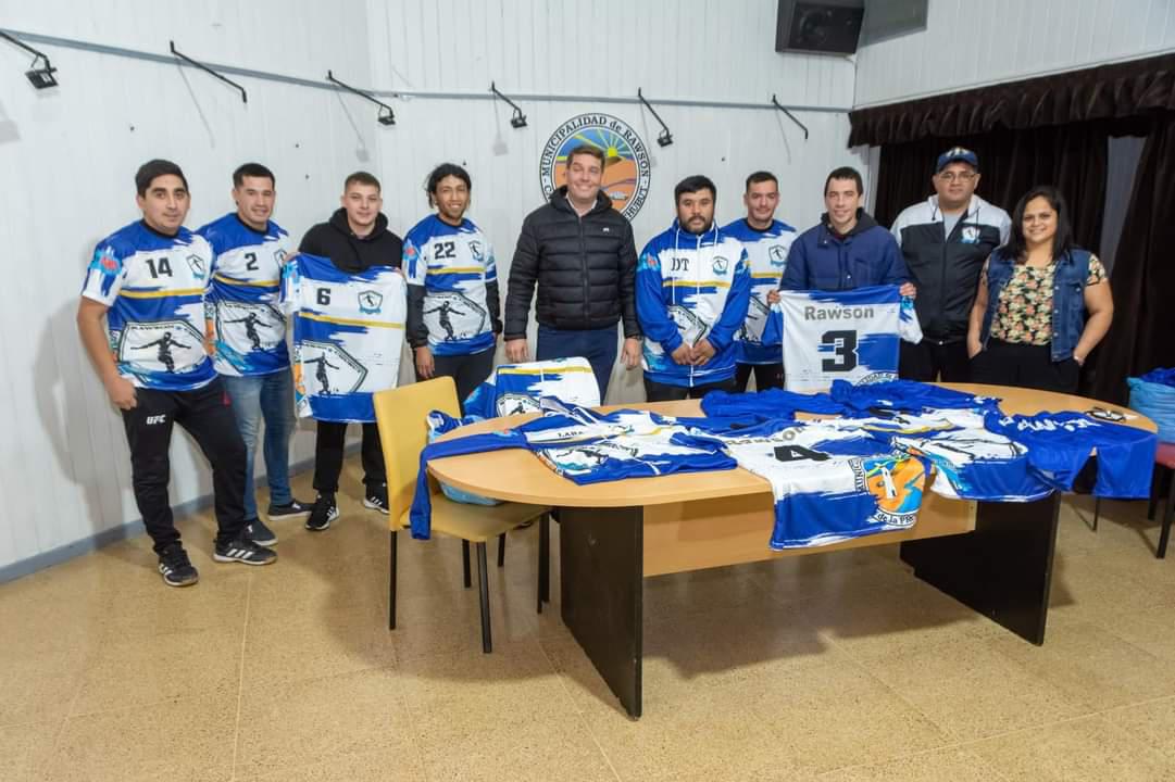 Biss junto a Chamorro y parte del equipo de la selección barria de fútbol