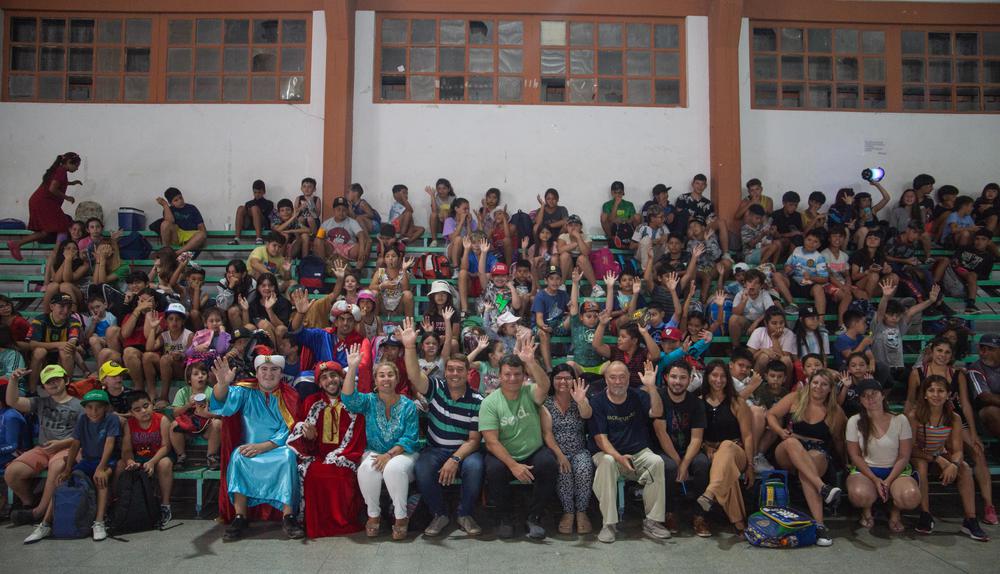 Biss junto a los chicos en la Colonia de Vacaciones