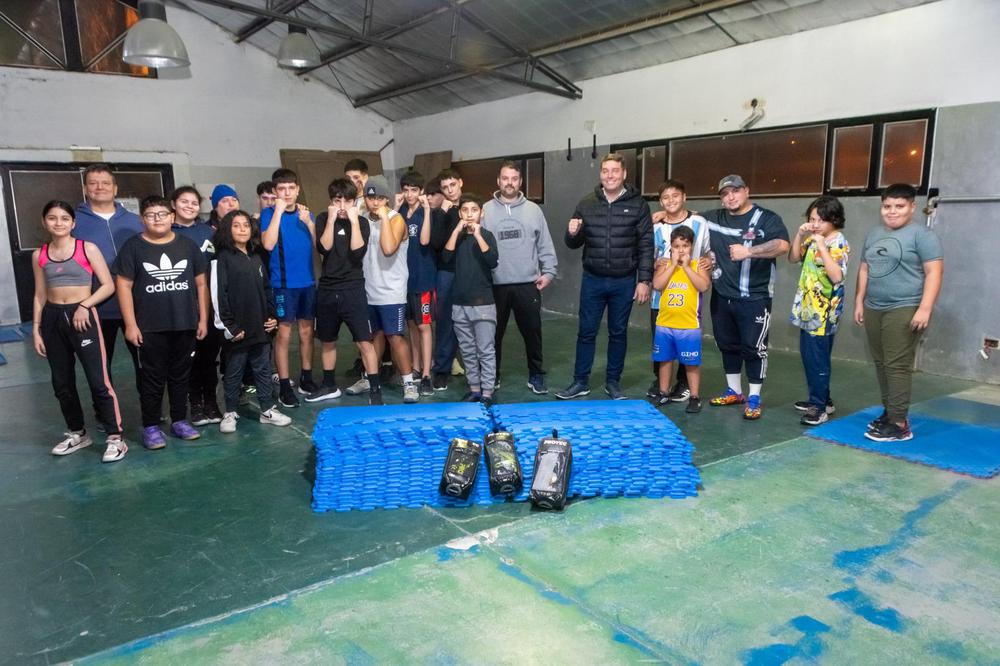 Entrega de equipamiento deportivo a Dogo Sureño