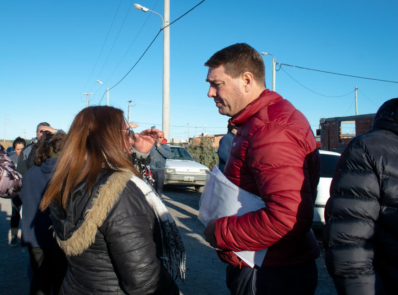 Damián Biss junto a vecina de Tierra Para Todos